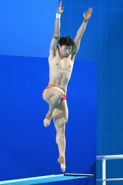 (251110) -- GUANGZHOU, Nov. 10, 2025 (Xinhua) -- Wang Zongyuan of Hubei competes during the men's 3m springboard final of diving at China's 15th National Games in Guangzhou, south China's Guangdong Province, Nov. 10, 2025. (Xinhua/Tang Yi)