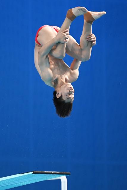 (251110) -- GUANGZHOU, Nov. 10, 2025 (Xinhua) -- Zheng Jiuyuan of Hubei competes during the men's 3m springboard final of diving at China's 15th National Games in Guangzhou, south China's Guangdong Province, Nov. 10, 2025. (Xinhua/Tang Yi)