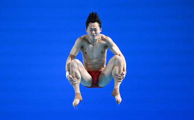 (251110) -- GUANGZHOU, Nov. 10, 2025 (Xinhua) -- Wang Zongyuan of Hubei competes during the men's 3m springboard final of diving at China's 15th National Games in Guangzhou, south China's Guangdong Province, Nov. 10, 2025. (Xinhua/Tang Yi)