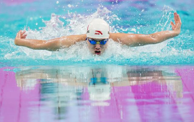 (251110) -- SHENZHEN, Nov. 10, 2025 (Xinhua) -- Zhang Yufei of Jiangsu competes during the women's 100m butterfly semifinal of swimming event at China's 15th National Games in Shenzhen, south China's Guangdong Province, Nov. 10, 2025. (Xinhua/Du Yu)