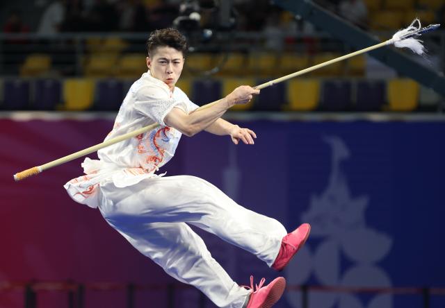 (251110) -- GUANGZHOU, Nov. 10, 2025 (Xinhua) -- Xu Ao of Shandong competes during the men's Qiangshu competition of Wushu Taolu team event at China's 15th National Games in Guangzhou, south China's Guangdong Province, Nov. 10, 2025. (Xinhua/Yang Shiyao)