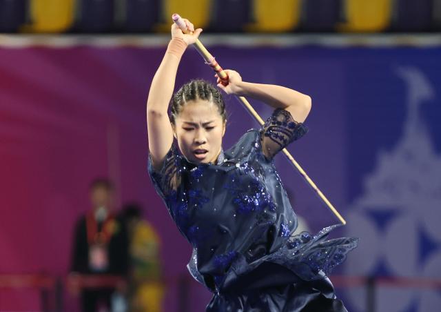 (251110) -- GUANGZHOU, Nov. 10, 2025 (Xinhua) -- Han Xueshi of Shandong competes during the women's Gunshu competition of Wushu Taolu team event at China's 15th National Games in Guangzhou, south China's Guangdong Province, Nov. 10, 2025. (Xinhua/Yang Shiyao)