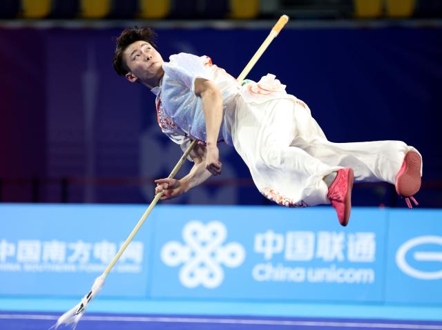 (251110) -- GUANGZHOU, Nov. 10, 2025 (Xinhua) -- Xu Ao of Shandong competes during the men's Qiangshu competition of Wushu Taolu team event at China's 15th National Games in Guangzhou, south China's Guangdong Province, Nov. 10, 2025. (Xinhua/Yang Shiyao)