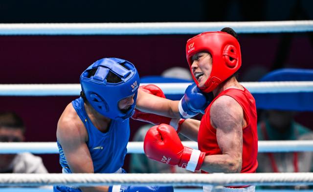 (251110) -- SHENZHEN, Nov. 10, 2025 (Xinhua) -- Xu Zichun (R) of Jiangsu competes against Cai Yan of Hebei during the women's -57kg final of boxing at China's 15th National Games in Shenzhen, south China's Guangdong Province, Nov. 10, 2025. (Xinhua/Yang Guanyu)