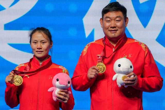 (251110) -- SHENZHEN, Nov. 10, 2025 (Xinhua) -- Xu Zichun (L) of Jiangsu and her coach pose for group photos during the awarding ceremony for the women's -57kg of boxing at China's 15th National Games in Shenzhen, south China's Guangdong Province, Nov. 10, 2025. (Xinhua/Peng Yikai)