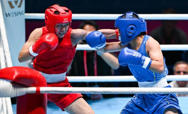 (251110) -- SHENZHEN, Nov. 10, 2025 (Xinhua) -- Xu Zichun (L) of Jiangsu competes against Cai Yan of Hebei during the women's -57kg final of boxing at China's 15th National Games in Shenzhen, south China's Guangdong Province, Nov. 10, 2025. (Xinhua/Yang Guanyu)