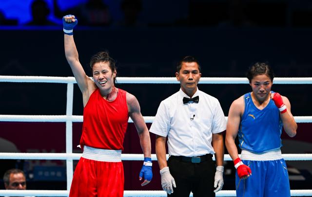 (251110) -- SHENZHEN, Nov. 10, 2025 (Xinhua) -- Xu Zichun (L) of Jiangsu celebrates after defeating Cai Yan of Hebei in the women's -57kg final of boxing at China's 15th National Games in Shenzhen, south China's Guangdong Province, Nov. 10, 2025. (Xinhua/Yang Guanyu)