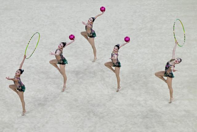 (251110) -- SHENZHEN, Nov. 10, 2025 (Xinhua) -- Athletes of team Sichuan perform in the three balls and two hoops event of the group all-around final of rhythmic gymnastics at China's 15th National Games in Shenzhen, south China's Guangdong Province, Nov. 10, 2025. (Xinhua/Hao Yuan)