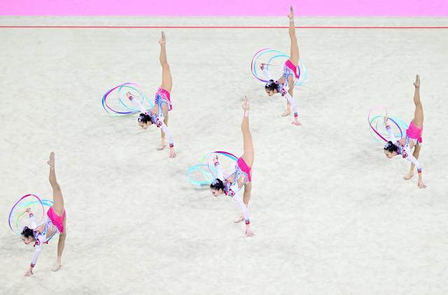 (251110) -- SHENZHEN, Nov. 10, 2025 (Xinhua) -- Athletes of team Sichuan perform in the five ribbons event of the group all-around final of rhythmic gymnastics at China's 15th National Games in Shenzhen, south China's Guangdong Province, Nov. 10, 2025. (Xinhua/Hao Yuan)