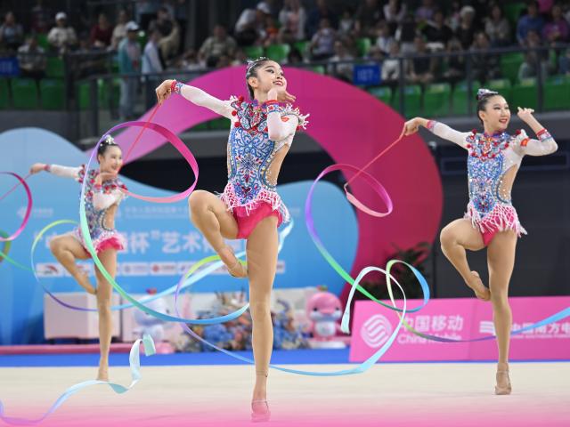(251110) -- SHENZHEN, Nov. 10, 2025 (Xinhua) -- Athletes of team Sichuan perform in the five ribbons event of the group all-around final of rhythmic gymnastics at China's 15th National Games in Shenzhen, south China's Guangdong Province, Nov. 10, 2025. (Xinhua/Zhang Long)