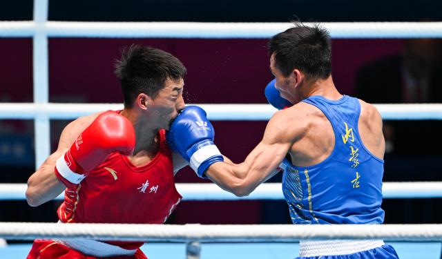 (251110) -- SHENZHEN, Nov. 10, 2025 (Xinhua) -- Zhang Jiamao (L) of Guizhou competes against Ma Xinming of Inner Mongolia during the men's -51kg final of boxing at China's 15th National Games in Shenzhen, south China's Guangdong Province, Nov. 10, 2025. (Xinhua/Yang Guanyu)