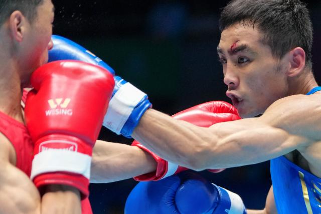 (251110) -- SHENZHEN, Nov. 10, 2025 (Xinhua) -- Ma Xinming (R) of Inner Mongolia competes against  Zhang Jiamao of Guizhou during the men's -51kg final of boxing at China's 15th National Games in Shenzhen, south China's Guangdong Province, Nov. 10, 2025. (Xinhua/Peng Yikai)