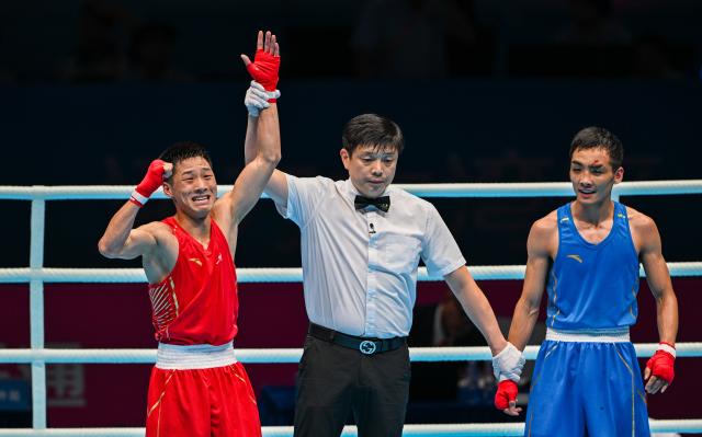 (251110) -- SHENZHEN, Nov. 10, 2025 (Xinhua) -- Zhang Jiamao (L) of Guizhou celebrates after defeating Ma Xinming of Inner Mongolia in the men's -51kg final of boxing at China's 15th National Games in Shenzhen, south China's Guangdong Province, Nov. 10, 2025. (Xinhua/Yang Guanyu)