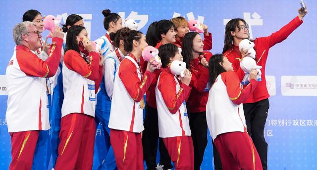 (251110) -- SHENZHEN, Nov. 10, 2025 (Xinhua) -- Gold medalists team Shandong, silver medalists team Zhejiang, bronze medalists team Hebei and their coaches take a selfie during the awarding ceremony for the women's 4X100m freestyle relay of swimming event at China's 15th National Games in Shenzhen, south China's Guangdong Province, Nov. 10, 2025. (Xinhua/Du Yu)