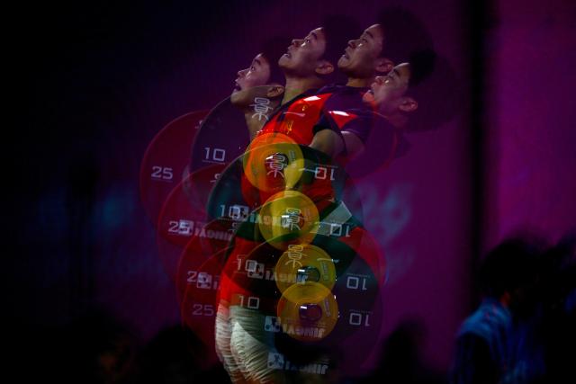 (251110) -- DONGGUAN, Nov. 10, 2025 (Xinhua) -- This multiple-exposure photo shows Hou Zhihui of Hunan competing in snatch during the weightlifting women's 49kg final at China's 15th National Games in Dongguan, south China's Guangdong Province, Nov. 10, 2025. (Xinhua/Yang Chenguang)