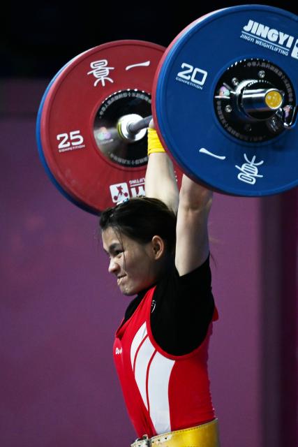 (251110) -- DONGGUAN, Nov. 10, 2025 (Xinhua) -- Deng Xiaofang of Hainan competes in clean and jerk during the weightlifting women's 49kg final at China's 15th National Games in Dongguan, south China's Guangdong Province, Nov. 10, 2025. (Xinhua/Yang Chenguang)