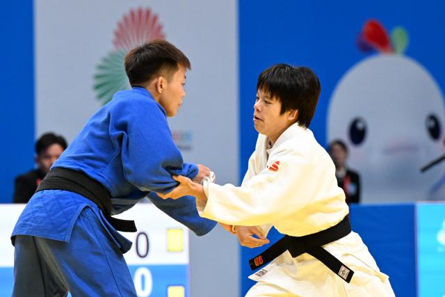 (251110) -- ZHAOQING, Nov. 10, 2025 (Xinhua) -- Hui Xinran (R) of Tianjin competes against Yan Si of Chongqing during the women's Judo -48kg final at China's 15th National Games in Zhaoqing, south China's Guangdong Province, Nov. 10, 2025. (Xinhua/Zhu Xiang)