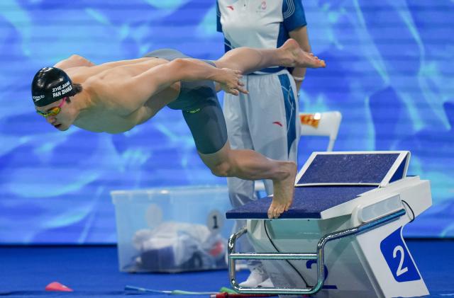 (251110) -- SHENZHEN, Nov. 10, 2025 (Xinhua) -- Pan Zhanle of Zhejiang starts during the men's 400m freestyle final of swimming event at China's 15th National Games in Shenzhen, south China's Guangdong Province, Nov. 10, 2025. (Xinhua/Tenzin Nyida)