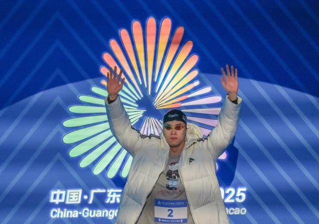 (251110) -- SHENZHEN, Nov. 10, 2025 (Xinhua) -- Pan Zhanle of Zhejiang greets the spectators before the men's 400m freestyle final of swimming event at China's 15th National Games in Shenzhen, south China's Guangdong Province, Nov. 10, 2025. (Xinhua/Xia Yifang)