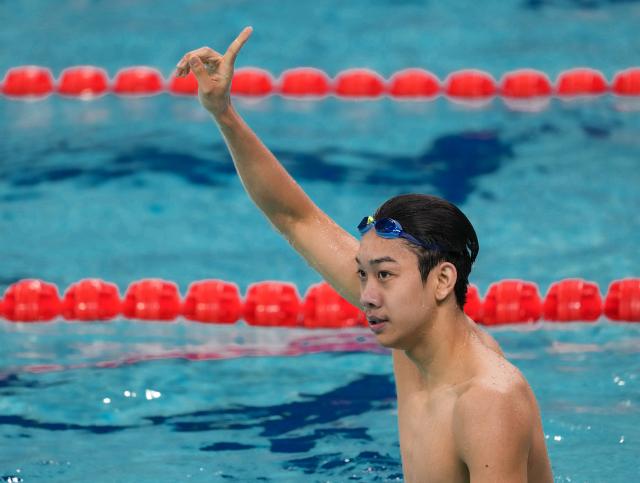 (251110) -- SHENZHEN, Nov. 10, 2025 (Xinhua) -- Zhang Zhanshuo of Shandong celebrates after the men's 400m freestyle final of swimming event at China's 15th National Games in Shenzhen, south China's Guangdong Province, Nov. 10, 2025. (Xinhua/Xia Yifang)