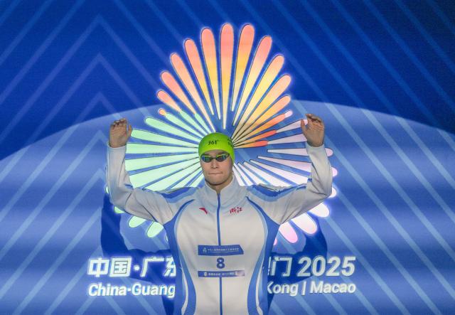 (251110) -- SHENZHEN, Nov. 10, 2025 (Xinhua) -- Sun Yang of Zhejiang greets the spectators before the men's 400m freestyle final of swimming event at China's 15th National Games in Shenzhen, south China's Guangdong Province, Nov. 10, 2025. (Xinhua/Xia Yifang)