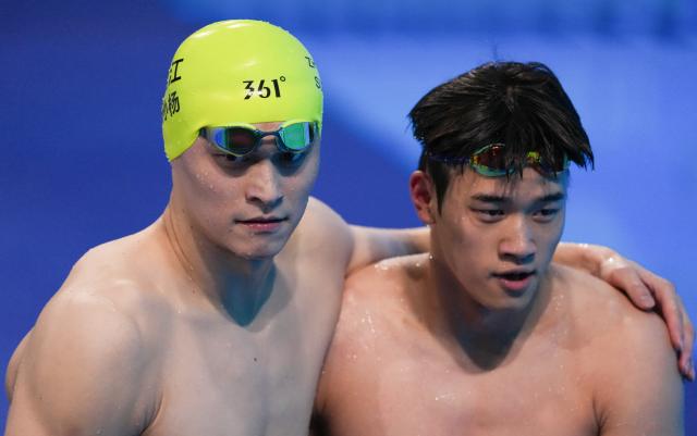 (251110) -- SHENZHEN, Nov. 10, 2025 (Xinhua) -- Sun Yang (L) of Zhejiang hugs his teammate Pan Zhanle after the men's 400m freestyle final of swimming event at China's 15th National Games in Shenzhen, south China's Guangdong Province, Nov. 10, 2025. (Xinhua/Xia Yifang)