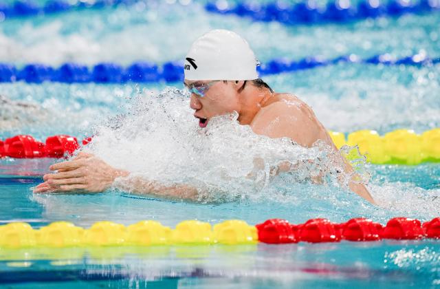 (251110) -- SHENZHEN, Nov. 10, 2025 (Xinhua) -- Qin Haiyang of Shanghai competes during the men's 100m breaststroke semifinal of swimming event at China's 15th National Games in Shenzhen, south China's Guangdong Province, Nov. 10, 2025. (Xinhua/Tenzin Nyida)
