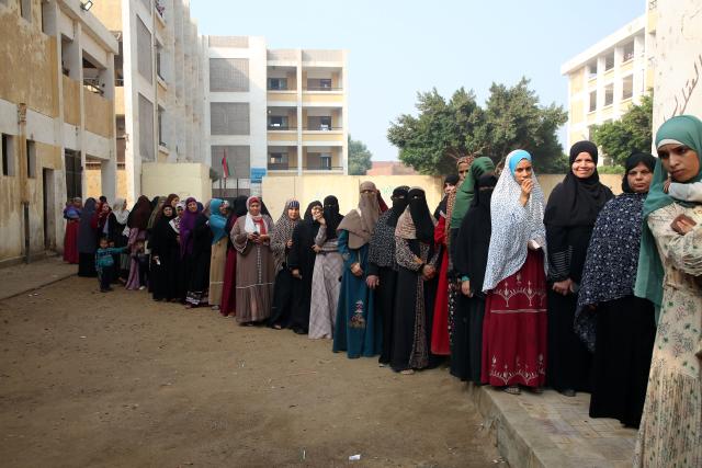 (251110) -- CAIRO, Nov. 10, 2025 (Xinhua) -- Egyptians queue up to vote at a polling station during the first phase of House of Representatives elections in Giza, Egypt, Nov. 10, 2025. Voting began on Monday in the first phase of Egypt's 2025 House of Representatives elections, which will last till Tuesday. (Photo by Mohamed Asad/Xinhua)