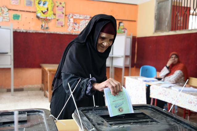 (251110) -- CAIRO, Nov. 10, 2025 (Xinhua) -- An old lady casts a vote at a polling station during the first phase of House of Representatives elections in Giza, Egypt, Nov. 10, 2025. Voting began on Monday in the first phase of Egypt's 2025 House of Representatives elections, which will last till Tuesday. (Photo by Mohamed Asad/Xinhua)