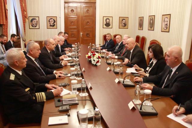 (251110) -- SOFIA, Nov. 10, 2025 (Xinhua) -- Bulgarian President Rumen Radev (3rd L) meets with visiting Lebanese President Joseph Aoun (3rd R) in Sofia, Bulgaria, Nov. 10, 2025. (Photo by Marian Draganov/Xinhua)