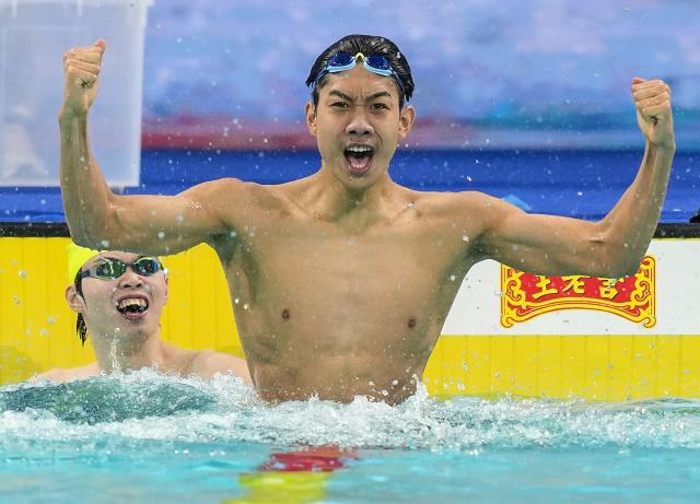 (251111) -- BEIJING, Nov. 11, 2025 (Xinhua) -- Zhang Zhanshuo of Shandong celebrates after the men's 400m freestyle final of swimming event at China's 15th National Games in Shenzhen, south China's Guangdong Province, Nov. 10, 2025. (Xinhua/Du Yu)