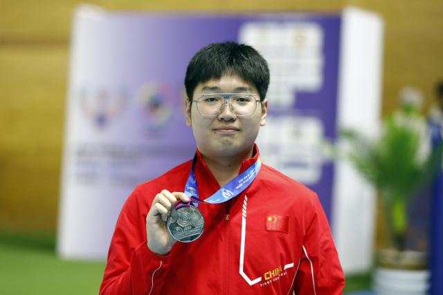 (251111) -- CAIRO, Nov. 11, 2025 (Xinhua) -- Hu Kai of China shows his silver medal after the awarding ceremony for the 10m air pistol men's final of shooting at the 2025 ISSF World Championship Rifle/Pistol in Cairo, Egypt, on Nov. 10, 2025. (Xinhua/Ahmed Gomaa)