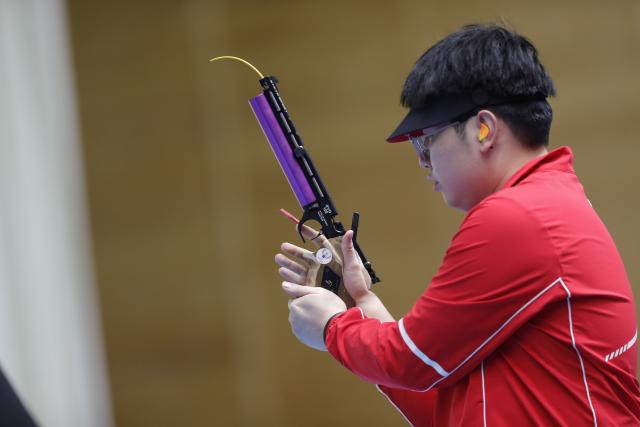 (251111) -- CAIRO, Nov. 11, 2025 (Xinhua) -- Hu Kai of China competes during the 10m air pistol men's final of shooting at the 2025 ISSF World Championship Rifle/Pistol in Cairo, Egypt, on Nov. 10, 2025. (Xinhua/Ahmed Gomaa)