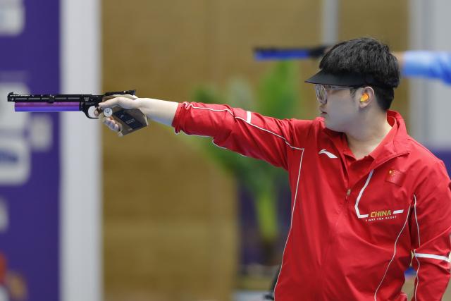 (251111) -- CAIRO, Nov. 11, 2025 (Xinhua) -- Hu Kai of China competes during the 10m air pistol men's final of shooting at the 2025 ISSF World Championship Rifle/Pistol in Cairo, Egypt, on Nov. 10, 2025. (Xinhua/Ahmed Gomaa)