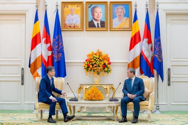 (251111) -- PHNOM PENH, Nov. 11, 2025 (Xinhua) -- Cambodian Prime Minister Hun Manet (R) meets with South Korean Foreign Minister Cho Hyun in Phnom Penh, Cambodia, Nov. 10, 2025. Cambodia and South Korea on Monday vowed to boost cooperation and fight against online scams, said a news release from the Cambodian side. (Agence Kampuchea Presse/Handout via Xinhua)
