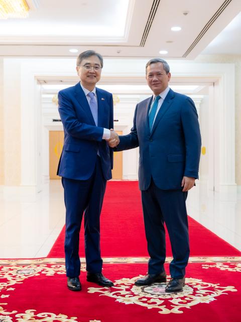(251111) -- PHNOM PENH, Nov. 11, 2025 (Xinhua) -- Cambodian Prime Minister Hun Manet (R) shakes hands with South Korean Foreign Minister Cho Hyun in Phnom Penh, Cambodia, Nov. 10, 2025. Cambodia and South Korea on Monday vowed to boost cooperation and fight against online scams, said a news release from the Cambodian side. (Agence Kampuchea Presse/Handout via Xinhua)