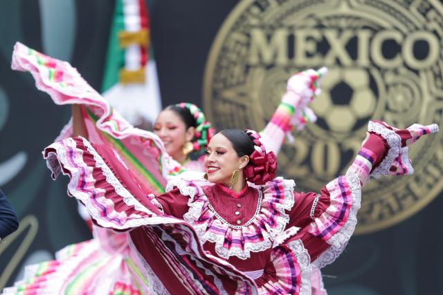 (251111) -- MEXICO CITY, Nov. 11, 2025 (Xinhua) -- Dancers perform during the presentation of the FIFA World Cup 2026 organization plan in Mexico City, capital of Mexico, on Nov. 10, 2025. (Xinhua/Francisco Canedo)