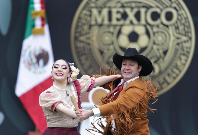(251111) -- MEXICO CITY, Nov. 11, 2025 (Xinhua) -- Dancers perform during the presentation of the FIFA World Cup 2026 organization plan in Mexico City, capital of Mexico, on Nov. 10, 2025. (Xinhua/Francisco Canedo)