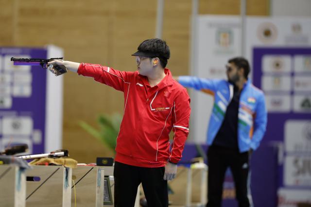 (251111) -- CAIRO, Nov. 11, 2025 (Xinhua) -- Hu Kai of China competes during the 10m air pistol men's final of shooting at the 2025 ISSF World Championship Rifle/Pistol in Cairo, Egypt, on Nov. 10, 2025. (Xinhua/Ahmed Gomaa)