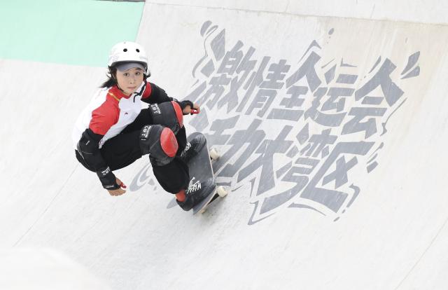 (251111) -- HUIZHOU, Nov. 11, 2025 (Xinhua) -- Meng Lingyan of Shandong competes during the women's park final of skateboarding at China's 15th National Games in Huizhou, south China's Guangdong Province, Nov. 11, 2025. (Xinhua/Lu Hanxin)