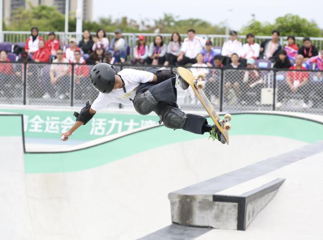 (251111) -- HUIZHOU, Nov. 11, 2025 (Xinhua) -- Zou Mingke of Guangdong competes during the women's park final of skateboarding at China's 15th National Games in Huizhou, south China's Guangdong Province, Nov. 11, 2025. (Xinhua/Lu Hanxin)