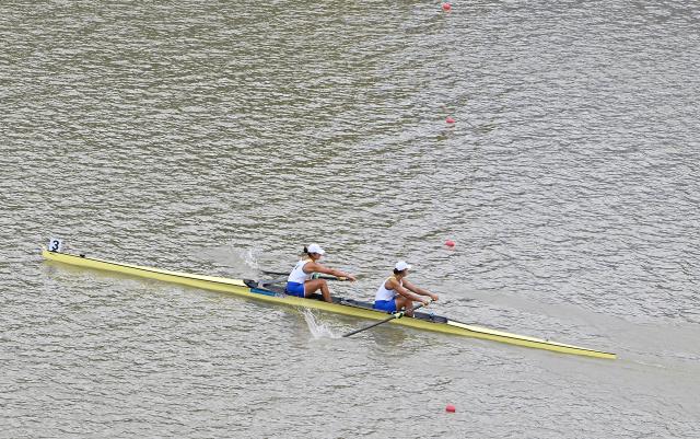 (251110) -- GUANGZHOU, Nov. 10, 2025 (Xinhua) -- Cui Xiaotong/Lyu Xinyang of Liaoning compete during the women's pair final of rowing at China's 15th National Games in Guangzhou, south China's Guangdong Province, Nov. 11, 2025. (Xinhua/Xiao Ennan)