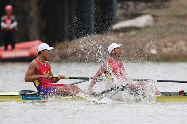 (251111) -- GUANGZHOU, Nov. 11, 2025 (Xinhua) -- Cui Binghui/Bian Shihao of Henan celebrate after winning the men's pair final of rowing at China's 15th National Games in Guangzhou, south China's Guangdong Province, Nov. 11, 2025. (Xinhua/Pan Yulong)