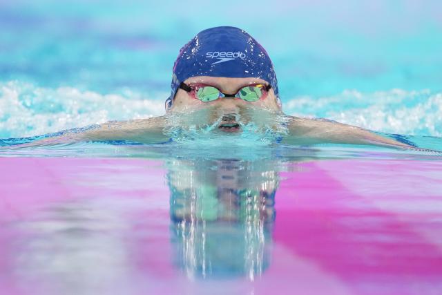 (251111) -- SHENZHEN, Nov. 11, 2025 (Xinhua) -- Yang Chang of Shanxi competes during the women's 100m breaststroke preliminary of swimming event at China's 15th National Games in Shenzhen, south China's Guangdong Province, Nov. 11, 2025. (Xinhua/Xue Yuge)