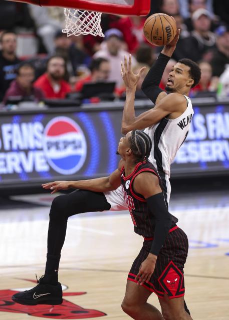 (251111) -- CHICAGO, Nov. 11, 2025 (Xinhua) -- San Antonio Spurs' Victor Wembanyama (top) competes during the 2025-2026 NBA regular season match between Chicago Bulls and San Antonio Spurs in Chicago, the United States, on Nov. 10, 2025. (Photo by Joel Lerner/Xinhua)