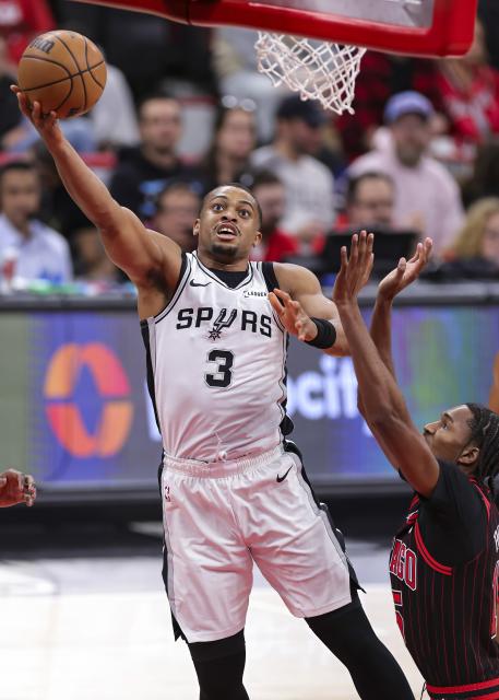(251111) -- CHICAGO, Nov. 11, 2025 (Xinhua) -- San Antonio Spurs' Keldon Johnson goes for a layup during the 2025-2026 NBA regular season match between Chicago Bulls and San Antonio Spurs in Chicago, the United States, on Nov. 10, 2025. (Photo by Joel Lerner/Xinhua)