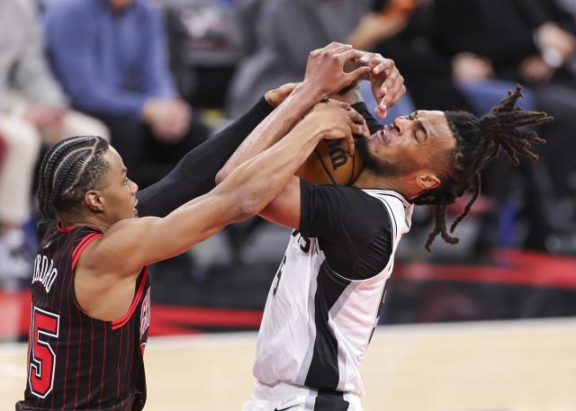 (251111) -- CHICAGO, Nov. 11, 2025 (Xinhua) -- San Antonio Spurs' Stephon Castle (R) vies with Chicago Bulls' Isaac Okoro during the 2025-2026 NBA regular season match between Chicago Bulls and San Antonio Spurs in Chicago, the United States, on Nov. 10, 2025. (Photo by Joel Lerner/Xinhua)