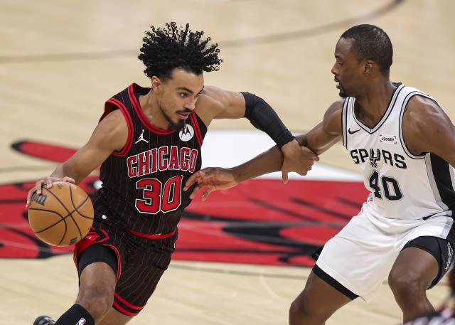 (251111) -- CHICAGO, Nov. 11, 2025 (Xinhua) -- Chicago Bulls' Tre Jones (L) competes during the 2025-2026 NBA regular season match between Chicago Bulls and San Antonio Spurs in Chicago, the United States, on Nov. 10, 2025. (Photo by Joel Lerner/Xinhua)