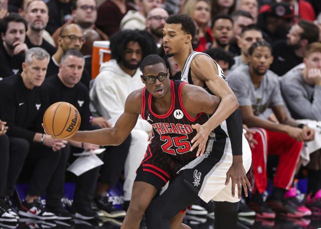(251111) -- CHICAGO, Nov. 11, 2025 (Xinhua) -- Chicago Bulls' Jalen Smith (front) vies with San Antonio Spurs' Victor Wembanyama during the 2025-2026 NBA regular season match between Chicago Bulls and San Antonio Spurs in Chicago, the United States, on Nov. 10, 2025. (Photo by Joel Lerner/Xinhua)