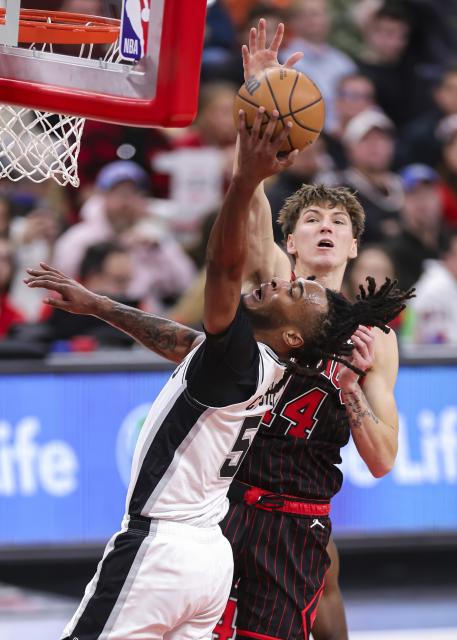 (251111) -- CHICAGO, Nov. 11, 2025 (Xinhua) -- San Antonio Spurs' Stephon Castle (front) vies with Chicago Bulls' Matas Buzelis during the 2025-2026 NBA regular season match between Chicago Bulls and San Antonio Spurs in Chicago, the United States, on Nov. 10, 2025. (Photo by Joel Lerner/Xinhua)